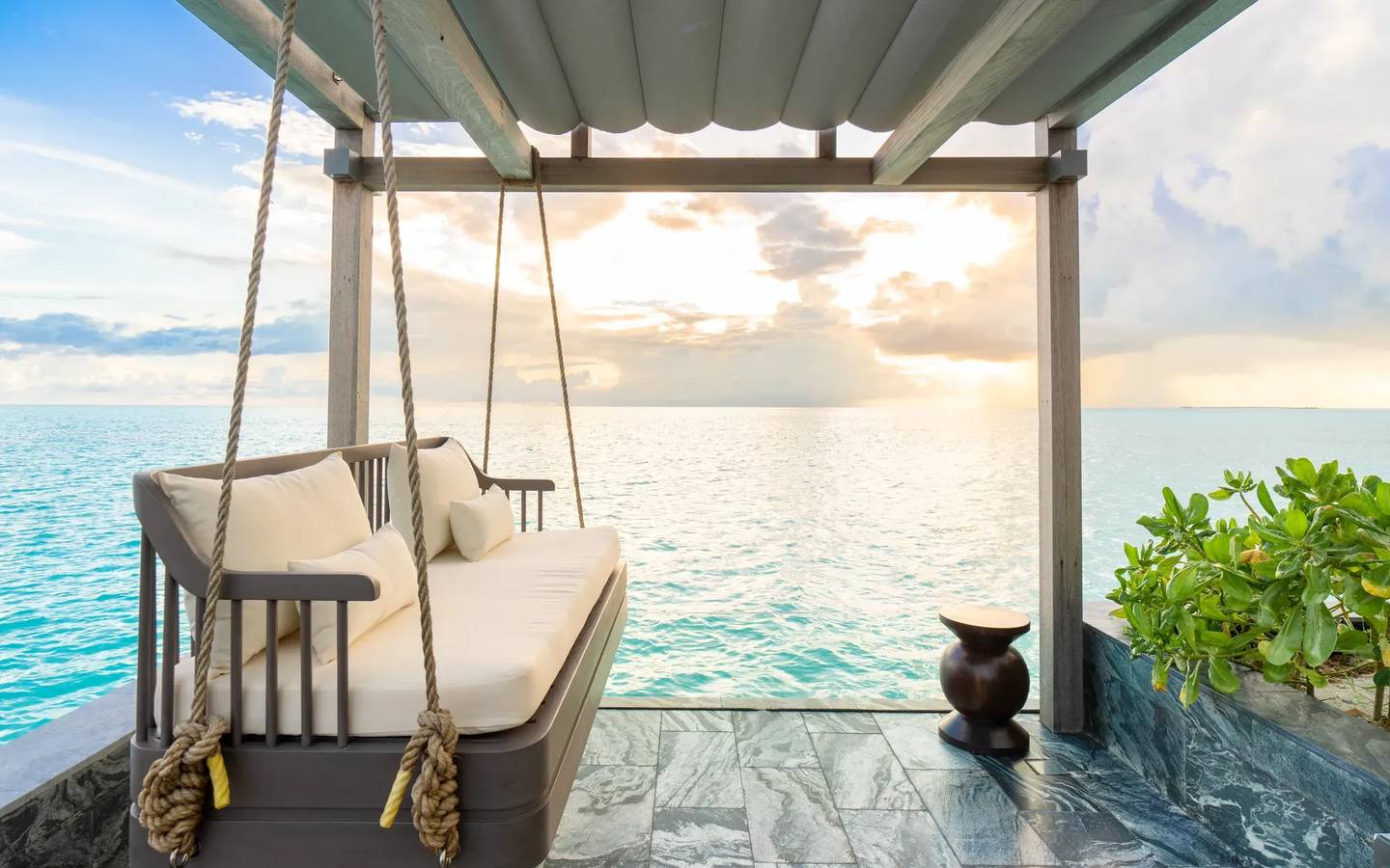 Madifushi_Private_Island_Maldives_Grand_Madifushi_Aqua_Pool_Villa_Schaukel