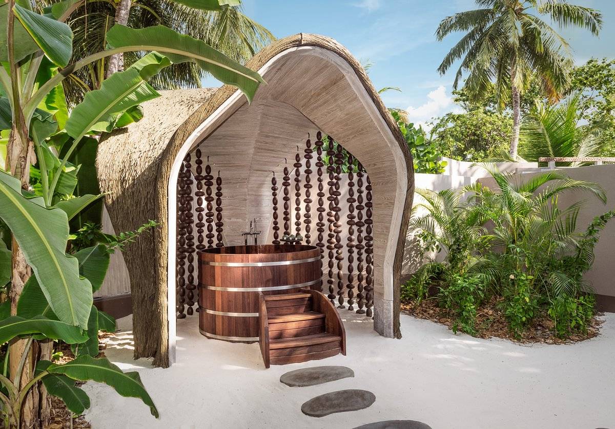 JOALI BEING | Three Bedroom Wellbeing Beach Residence | Außenbadewanne