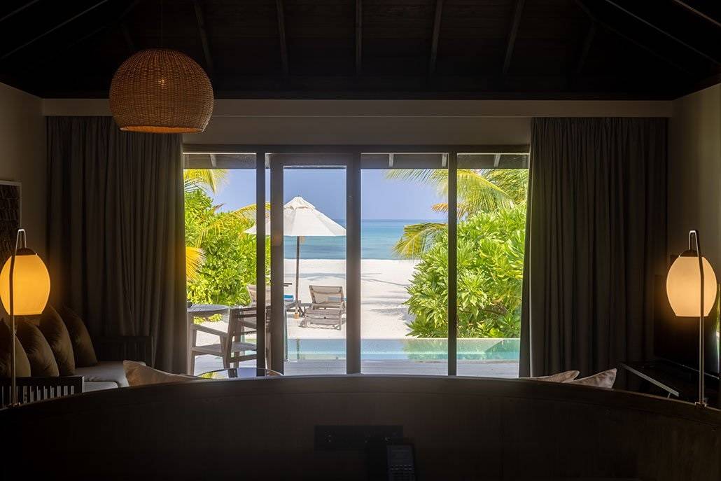 Jawakara Islands Maldives, Malediven, Dheru Beach Pool Villa, Schlafzimmer mit Ausgang zur Terrasse