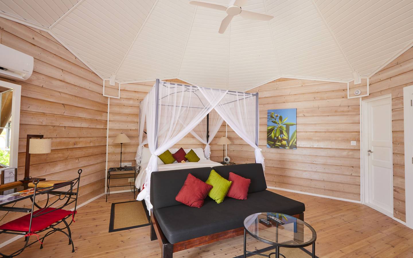 Kuredu_Resort_Maldives_Premium_Strandvilla_Schlafzimmer