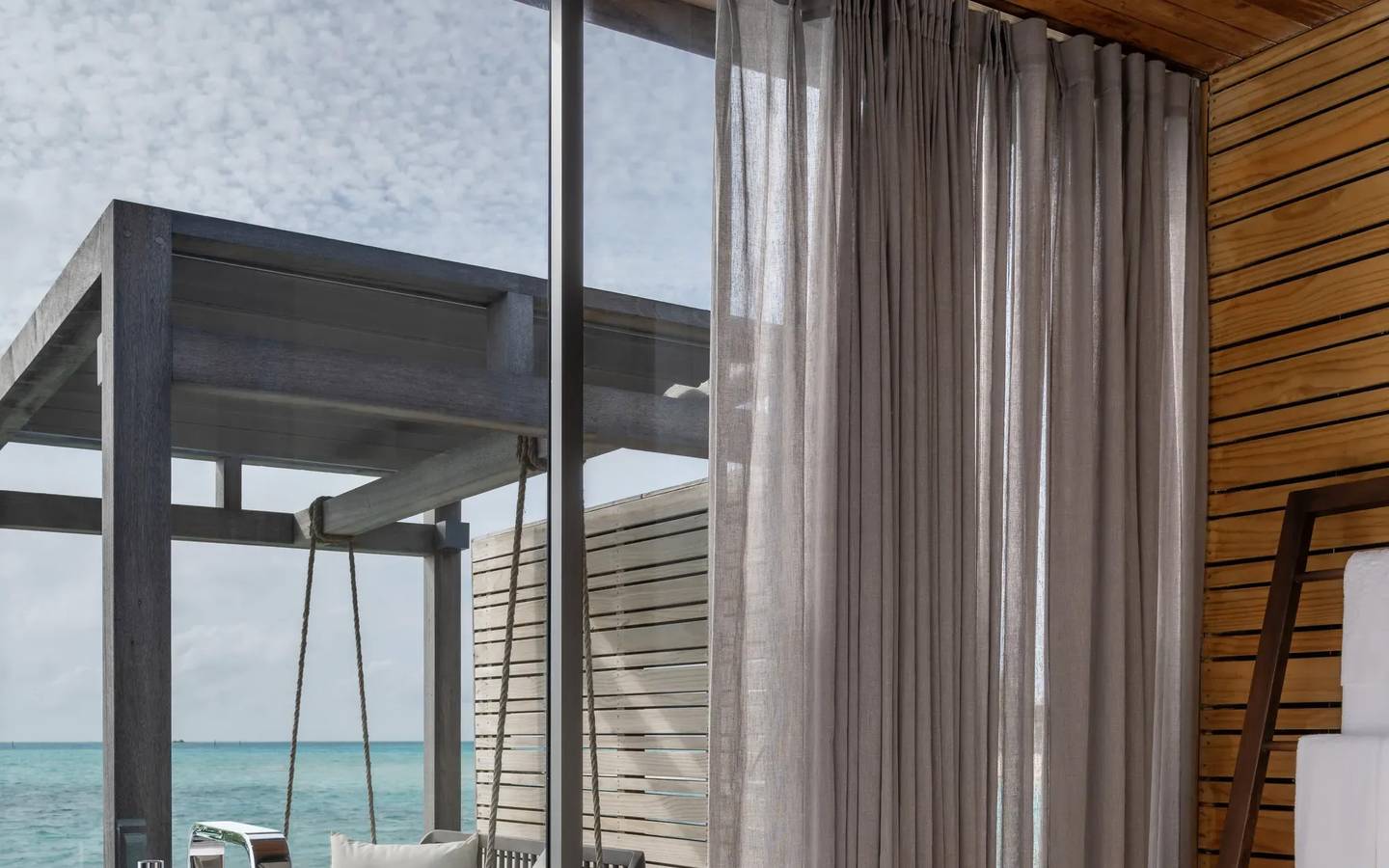 Madifushi_Private_Island_Maldives_Sunrise_Pool_Villa_Badezimmer