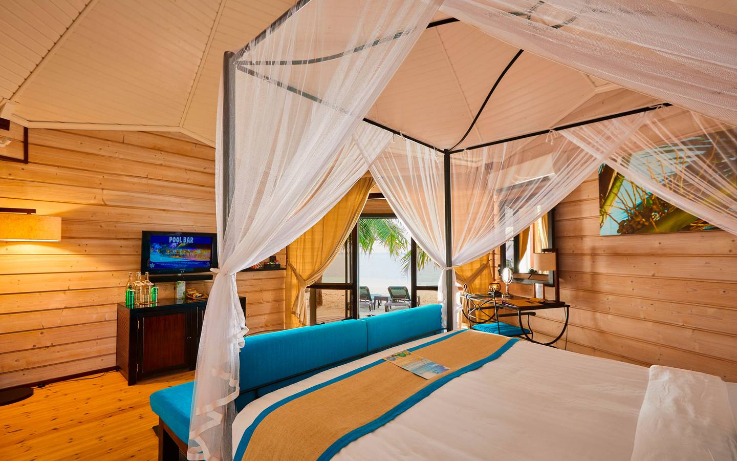 Kuredu Island Resort, Malediven, Sangu Jacuzzi Beach Villa, Schlafzimmer mit Himmelbett