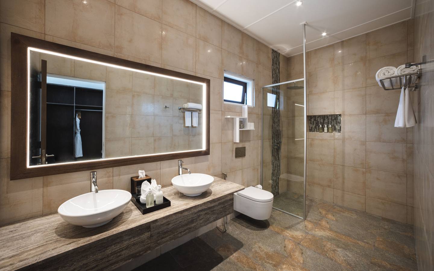 Kuredu_Resort_Maldives_Strandville_mit_zwei_Schlafzimmern_Badzimmer