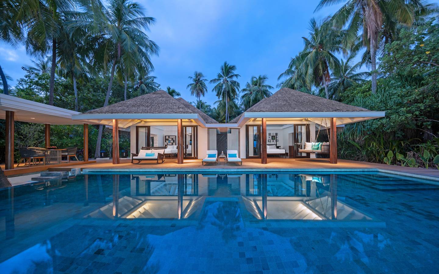 Anantara Kihavah Two-bedroom Family Beach Pool Villas bei Nacht