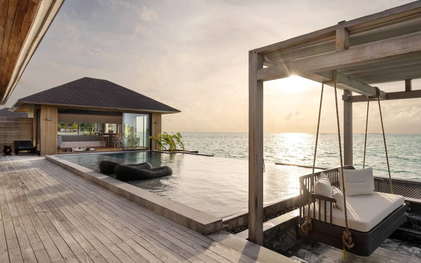 Madifushi_Private_Island_Maldives_Tranquil_Sunrise_Aqua_Pool_Villa_Glasboden_Terrasse