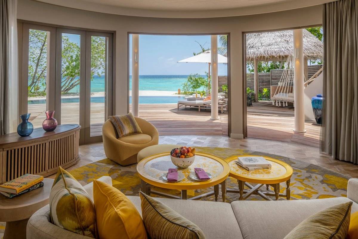 The Nautilus, Malediven, Two Bedroom Beach Residence with a Private Infinity Pool, Wohnzimmer mit Ausgang zur Terrasse