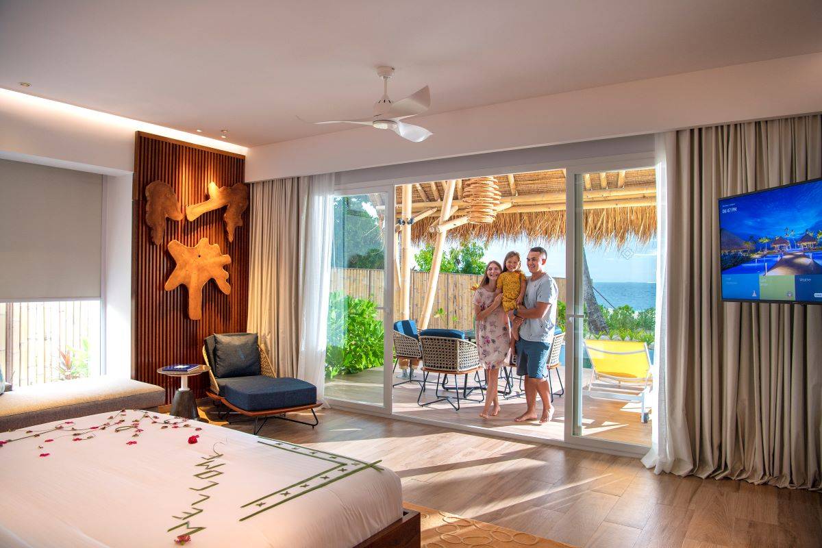 Emerald Maldives Resort & Spa, Malediven, Family Beach Villa with Pool, Schlafzimmer mit Ausgang zur Terrasse