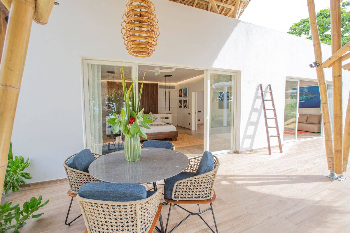 Emerald Maldives Resort & Spa, Malediven, Superior Beach Villa with Pool, Terrasse mit Tisch und Stühlen