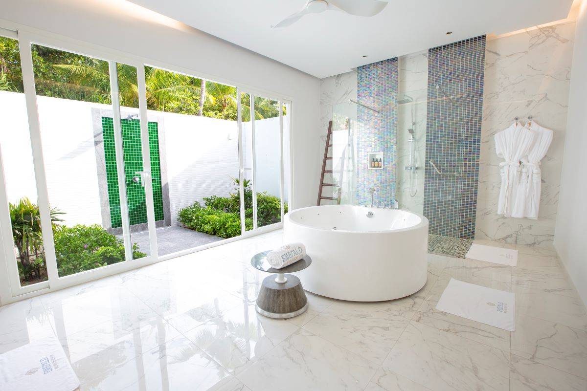 Emerald Maldives Resort & Spa, Malediven, Superior Beach Villa with Pool, Badezimmer mit Jacuzzi