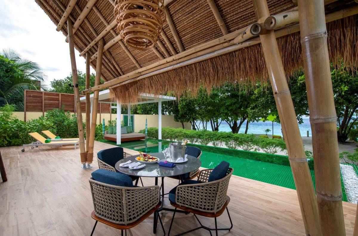 Emerald Maldives Resort & Spa, Malediven, Superior Beach Villa with Pool, Terrasse mit gedecktem Tisch