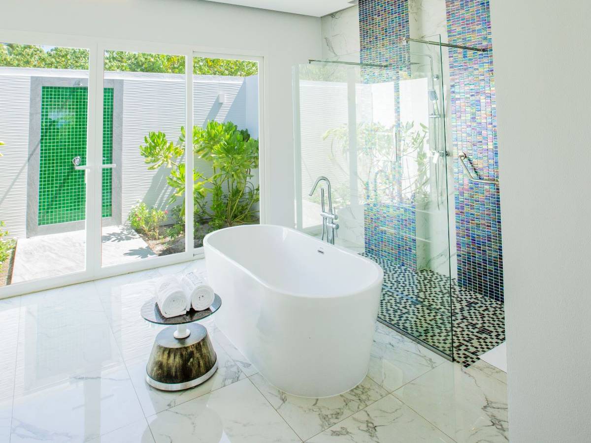 Emerald Maldives Resort & Spa, Malediven, Jacuzzi Beach Villa, halboffenes Badezimmer