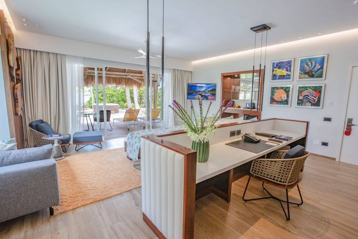 Emerald Maldives Resort & Spa, Malediven, Jacuzzi Beach Villa, Schlafzimmer mit Schreibtisch