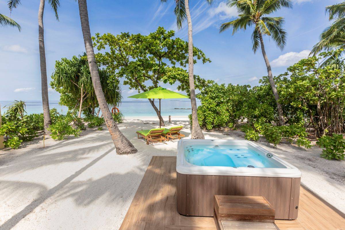 Emerald Maldives Resort & Spa, Malediven, Jacuzzi Beach Villa, Jacuzzi und Strand