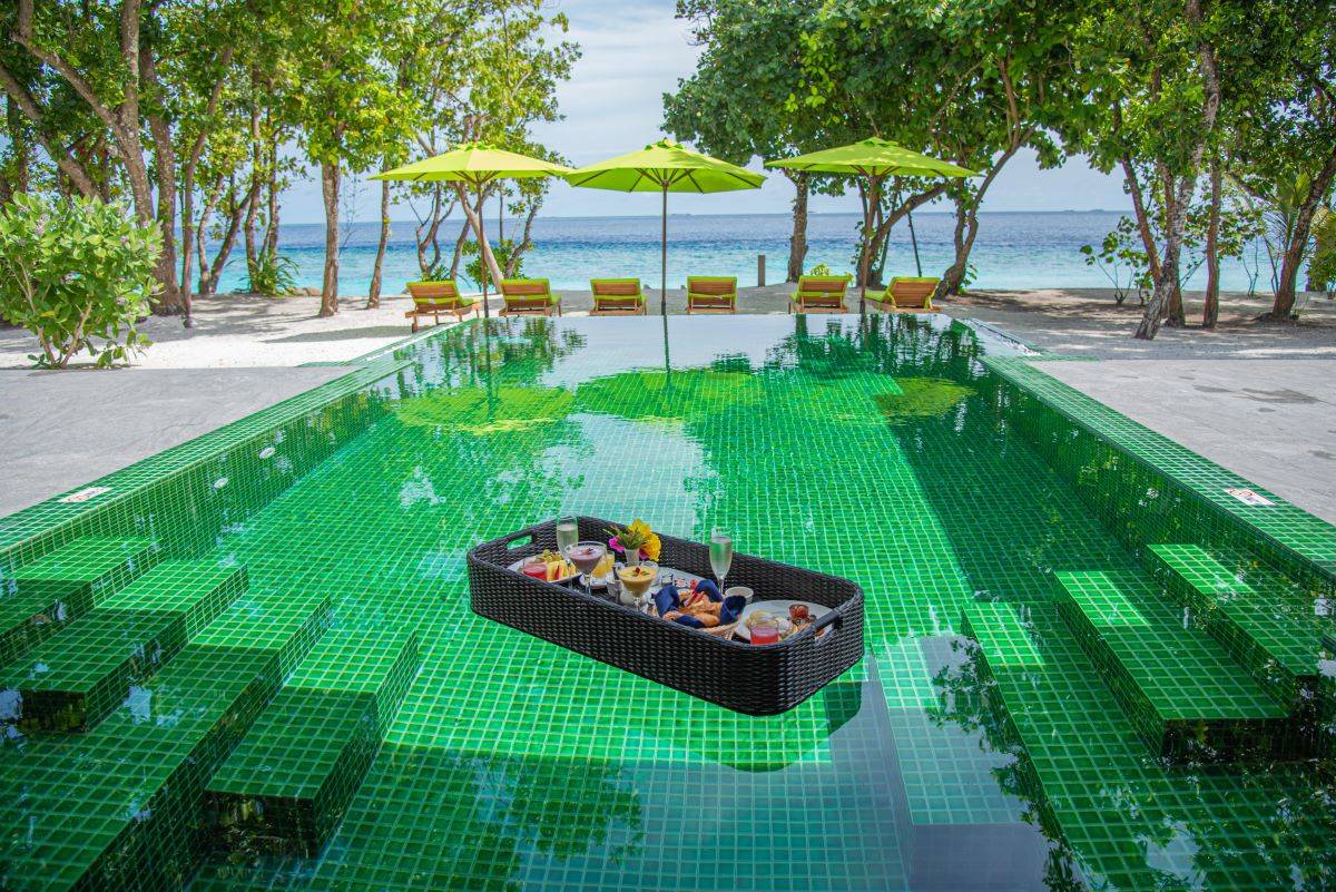 Emerald Maldives Resort & Spa, Malediven, Royal Beach Villa, Floating Breakfast