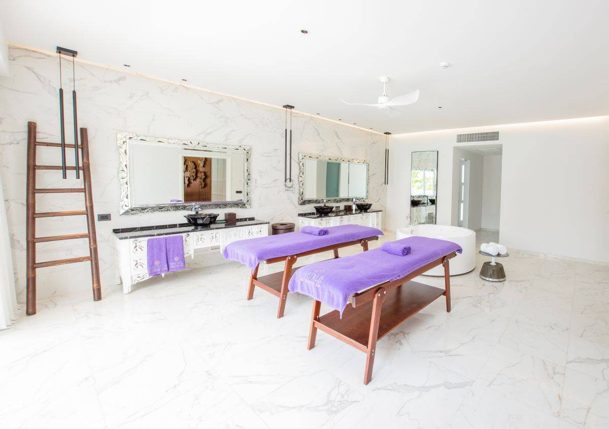 Emerald Maldives Resort & Spa, Malediven, Royal Beach Villa, Badezimmer mit Massagetischen