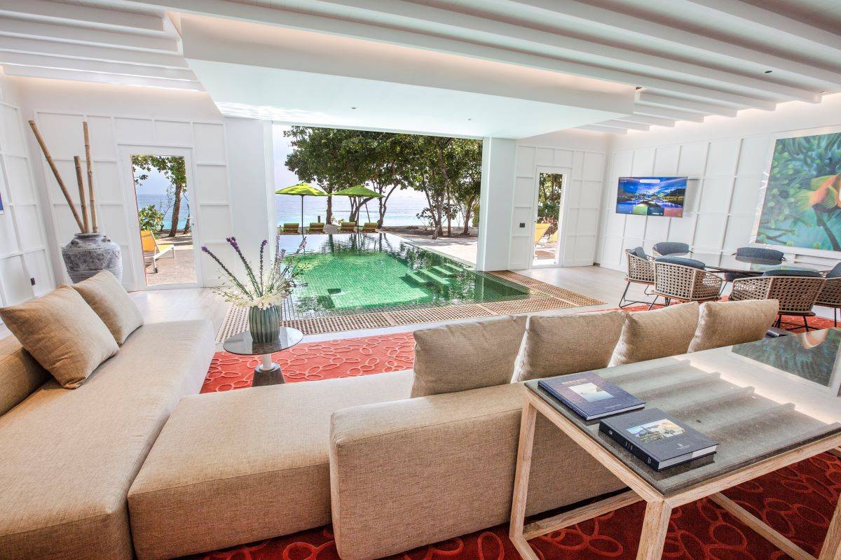 Emerald Maldives Resort & Spa, Malediven, Royal Beach Villa, Wohnzimmer mit Zugang zum Pool