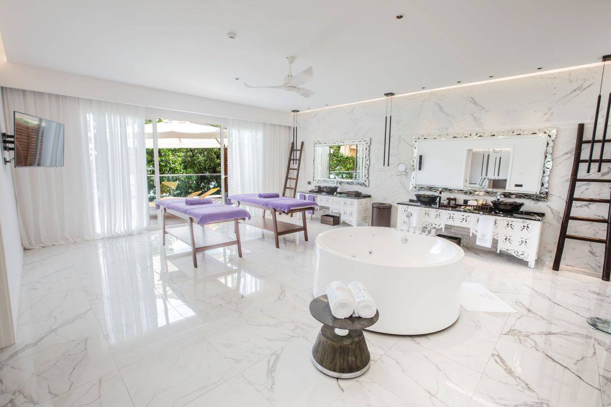 Emerald Maldives Resort & Spa, Malediven, Royal Beach Villa, großes Badezimmer