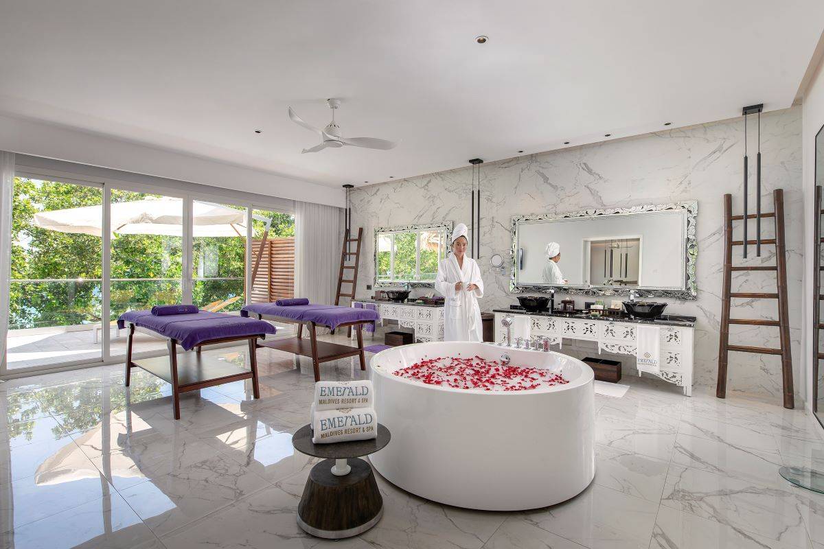 Emerald Maldives Resort & Spa, Malediven, Royal Beach Villa, Badezimmer mit Jacuzzi