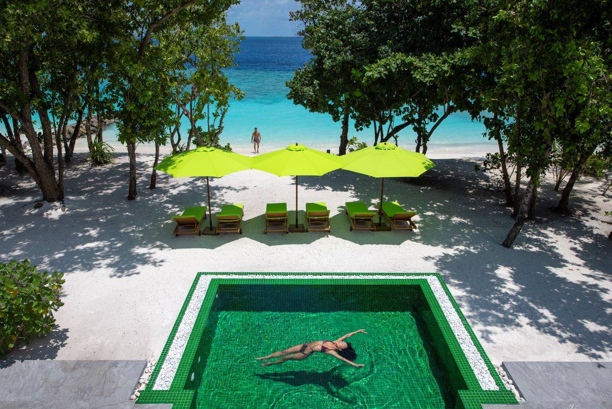 Emerald Maldives Resort & Spa, Malediven, Royal Beach Villa, Pool und Strand