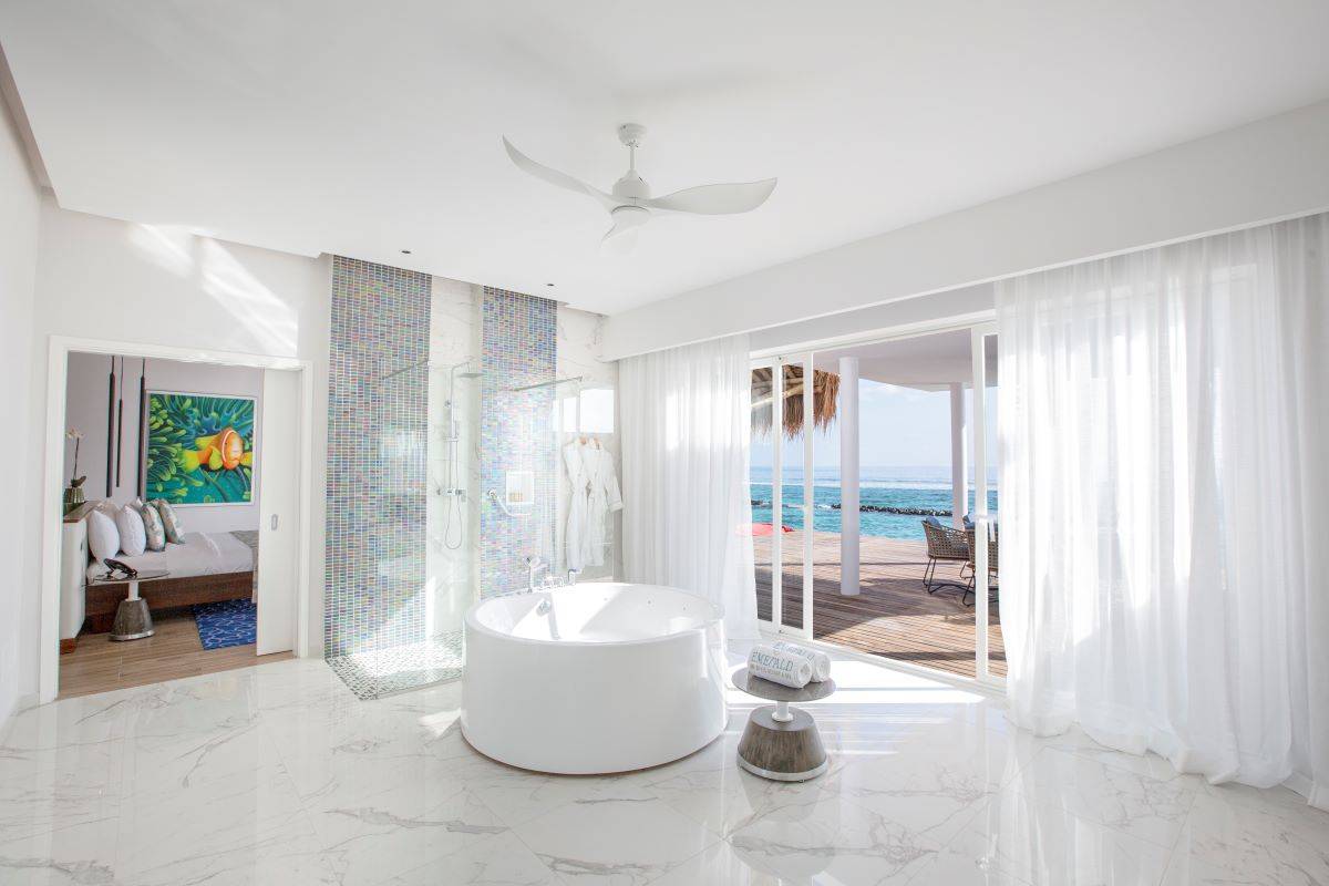 Emerald Maldives Resort & Spa, Malediven, Presidential Water Villa, Badezimmer mit Meerblick