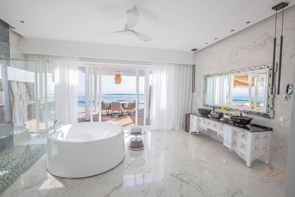 Emerald Maldives Resort & Spa, Malediven, Presidential Water Villa, Badezimmer mit Jacuzzi