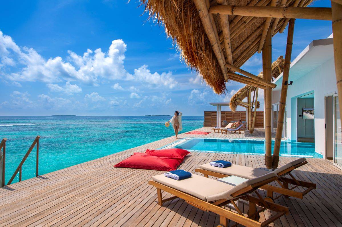 Emerald Maldives Resort & Spa, Malediven, Presidential Water Villa, Pool mit Liegestühlen