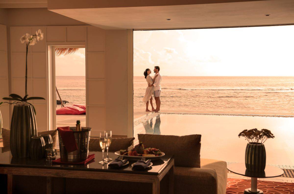 Emerald Maldives Resort & Spa, Malediven, Presidential Water Villa, Pool bei Sonnenuntergang