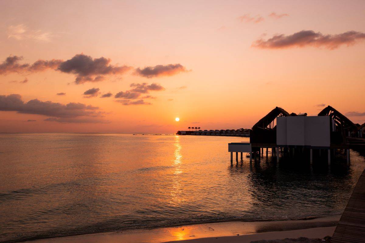 Emerald Maldives Resort & Spa, Malediven, Water Villa with Pool, Wasservillen bei Sonnenuntergang