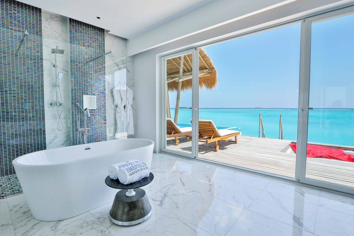Emerald Maldives Resort & Spa, Malediven, Water Villa with Pool, Badezimmer mit freistehender Badewanne