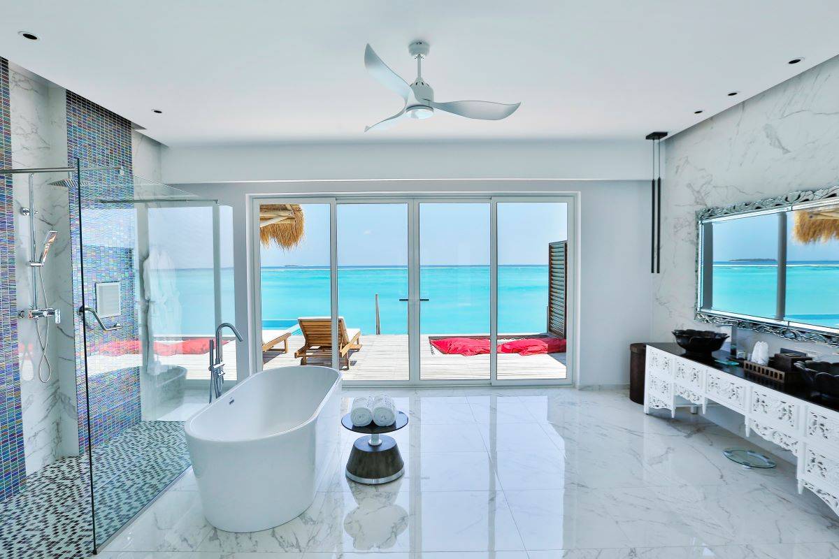 Emerald Maldives Resort & Spa, Malediven, Water Villa with Pool, Badezimmer mit Meerblick