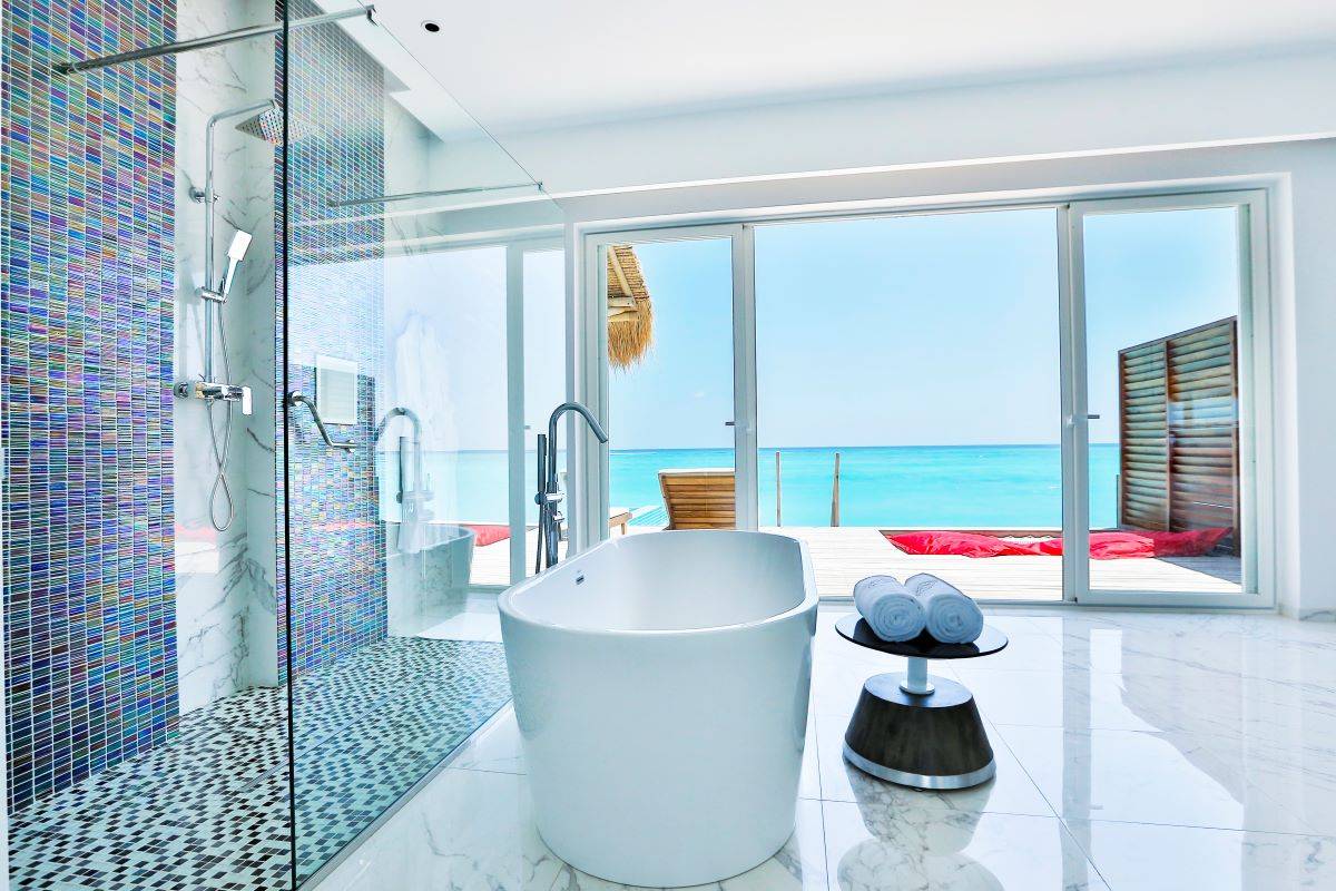 Emerald Maldives Resort & Spa, Malediven, Jacuzzi Water Villa, Badezimmer mit Meerblick