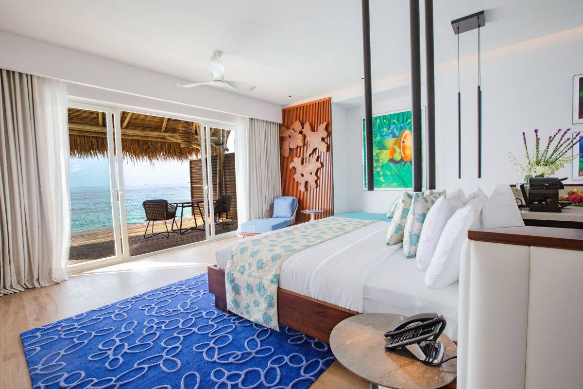 Emerald Maldives Resort & Spa, Malediven, Jacuzzi Water Villa, Schlafzimmer mit Meerblick