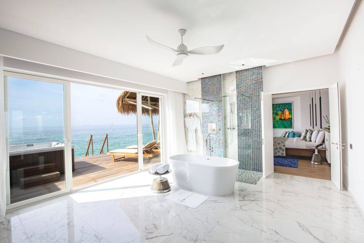Emerald Maldives Resort & Spa, Malediven, Jacuzzi Water Villa, Badezimmer mit freistehender Badewanne