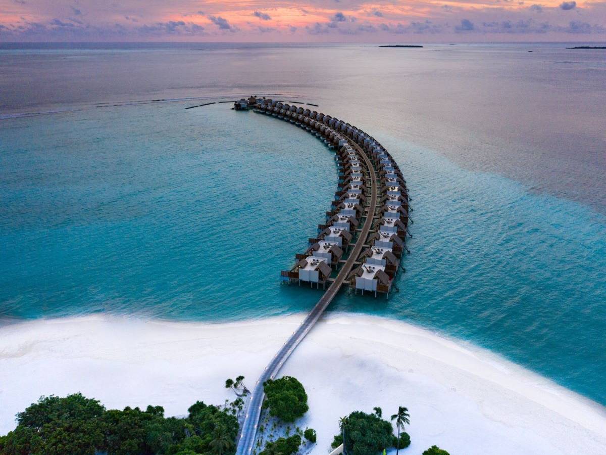 Emerald Maldives Resort & Spa, Malediven, Jacuzzi Water Villa, Steg mit Wasservillen