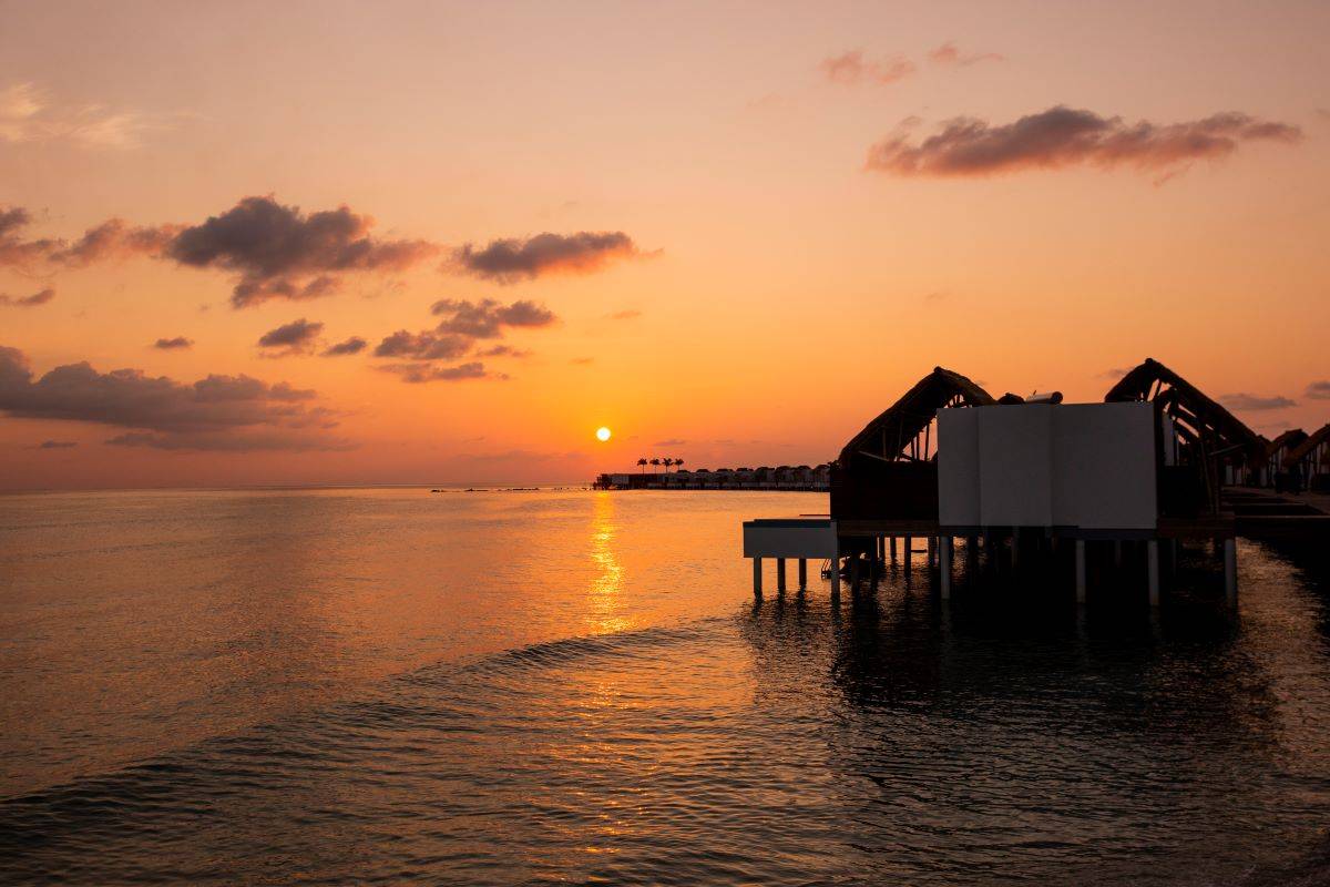 Emerald Maldives Resort & Spa, Malediven, Water Villa, Wasservillen bei Sonnenuntergang