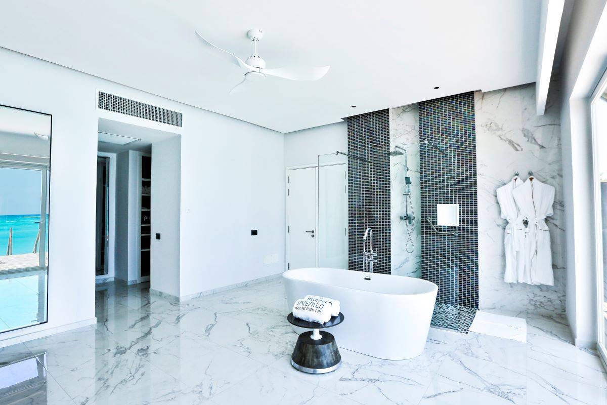 Emerald Maldives Resort & Spa, Malediven, Water Villa, Badezimmer mit freistehender Badewanne