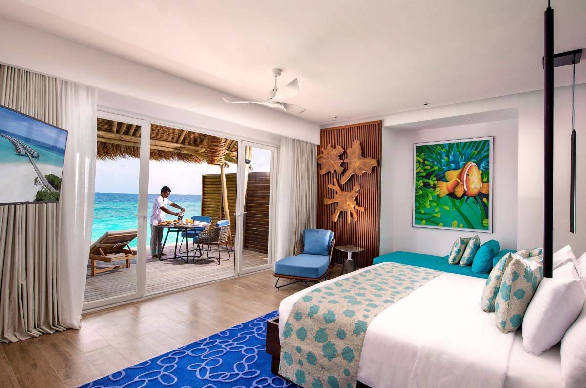 Emerald Maldives Resort & Spa, Malediven, Water Villa, Schlafzimmer mit Meerblick