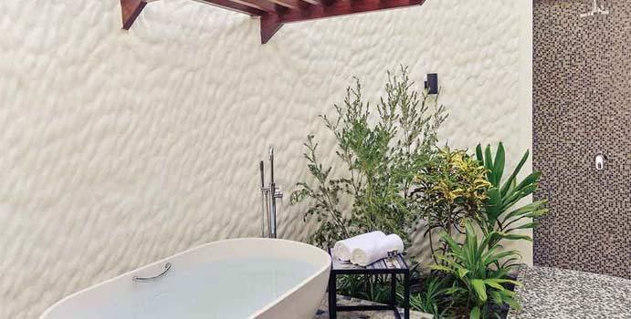 Badewanne mit Aussendusche, Beach Pool Villa, Mercure Maldives Kooddoo Resort