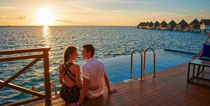 Paar am Pool, Over Water Sunset Pool Villa, Mercure Maldives Kooddoo Resort