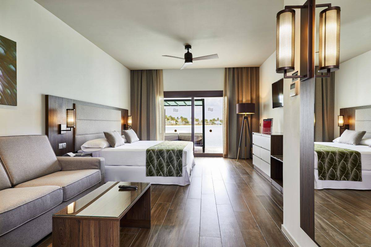 RIU Atoll, Malediven, Overwater Junior Suite, Schlafzimmer mit Ausgang zur Terrasse