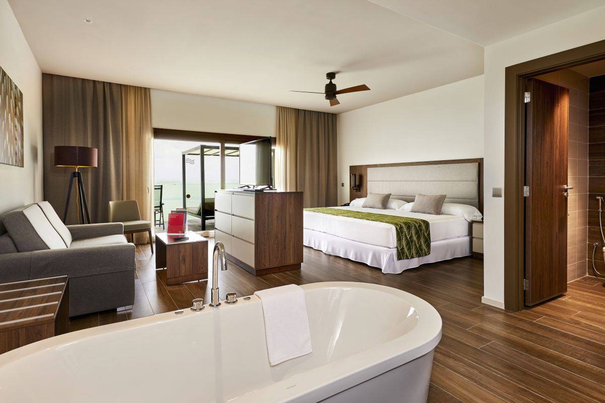RIU Atoll, Malediven, Overwater Superior Junior Suite, freistehende Badewanne