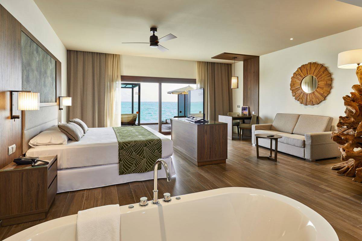 RIU Palace Maldivas, Malediven, Overwater Suite with Private Pool, freistehende Badewanne