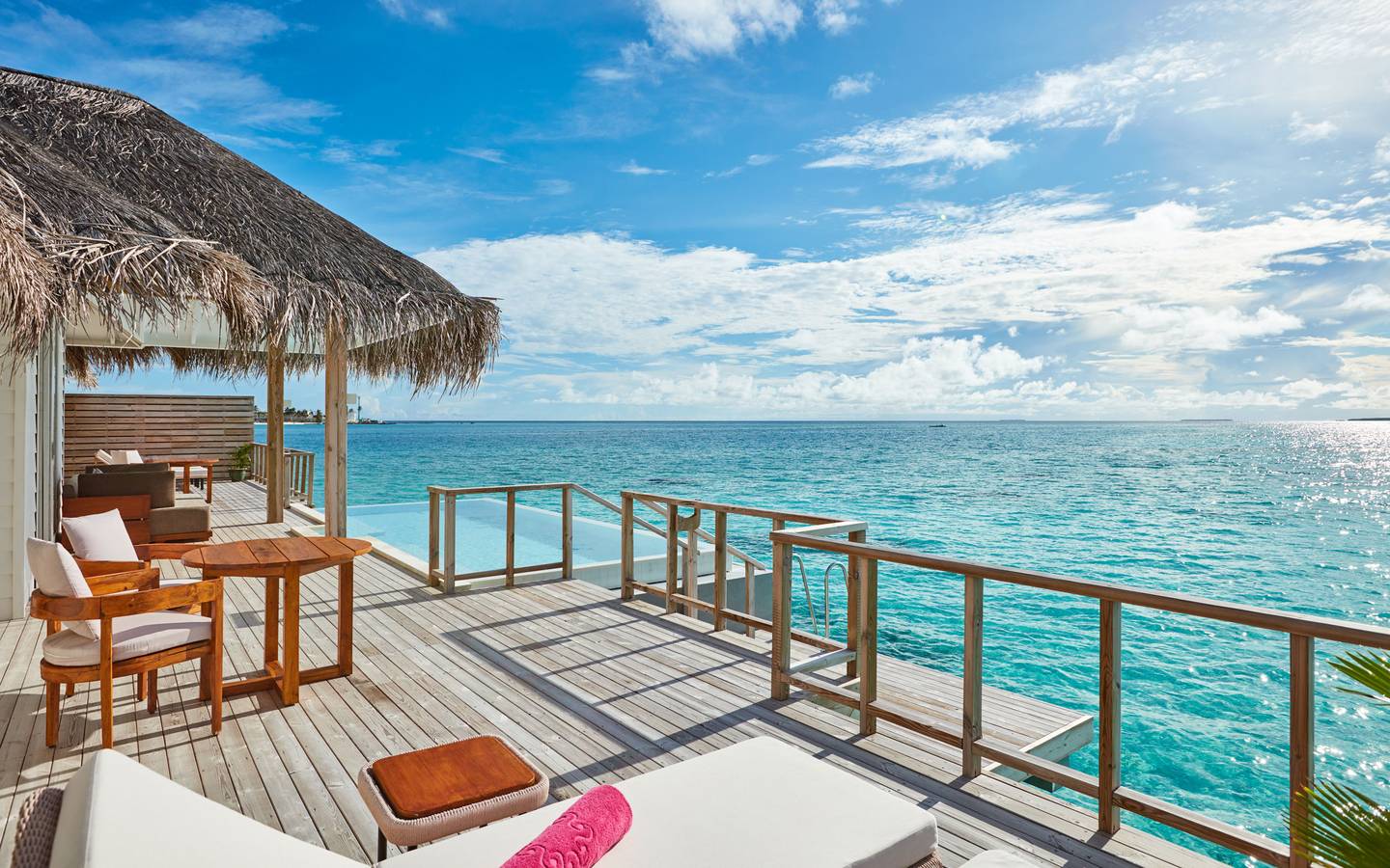 Sun Siyam Iru Veli, Malediven, Two Bedroom Ocean Residence with Pool, Terrasse mit Infinity Pool