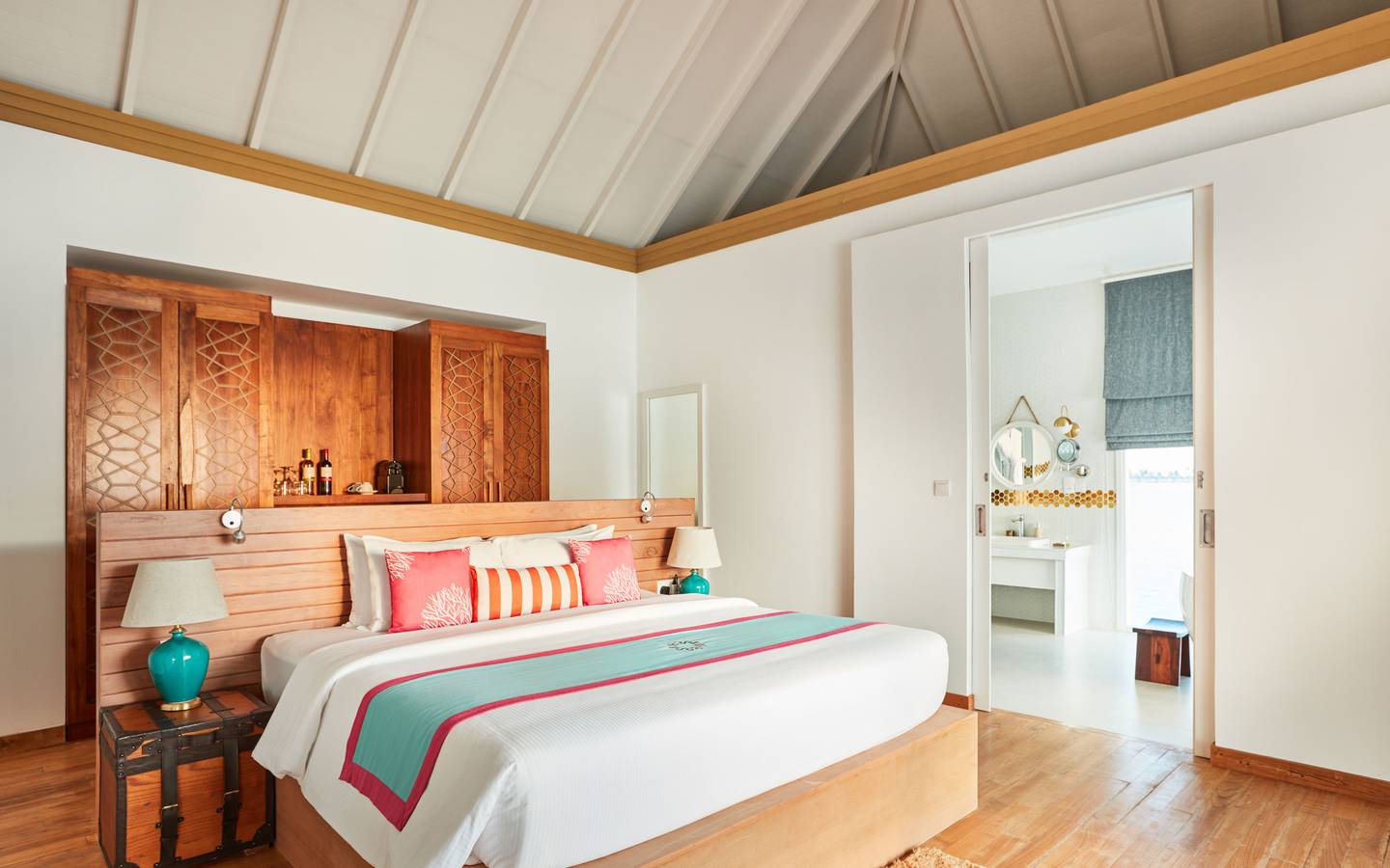 Sun Siyam Iru Veli, Malediven, Two Bedroom Ocean Residence with Pool, Schlafzimmer mit Zugang zum Bad