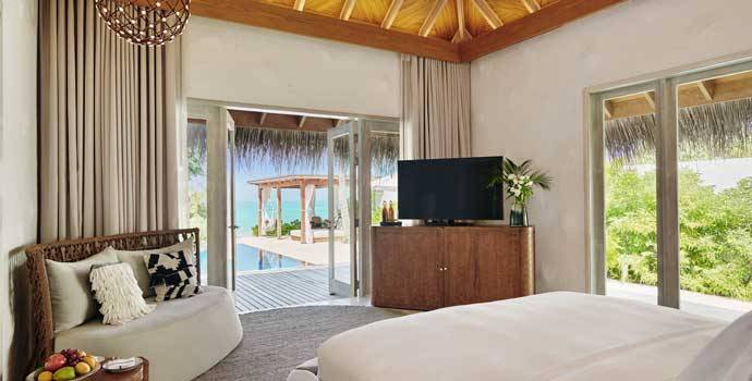 Masterbedroom, Five Bedroom Beach Sunset Villa, Fairmont Maldives Sirru Fen Fushi