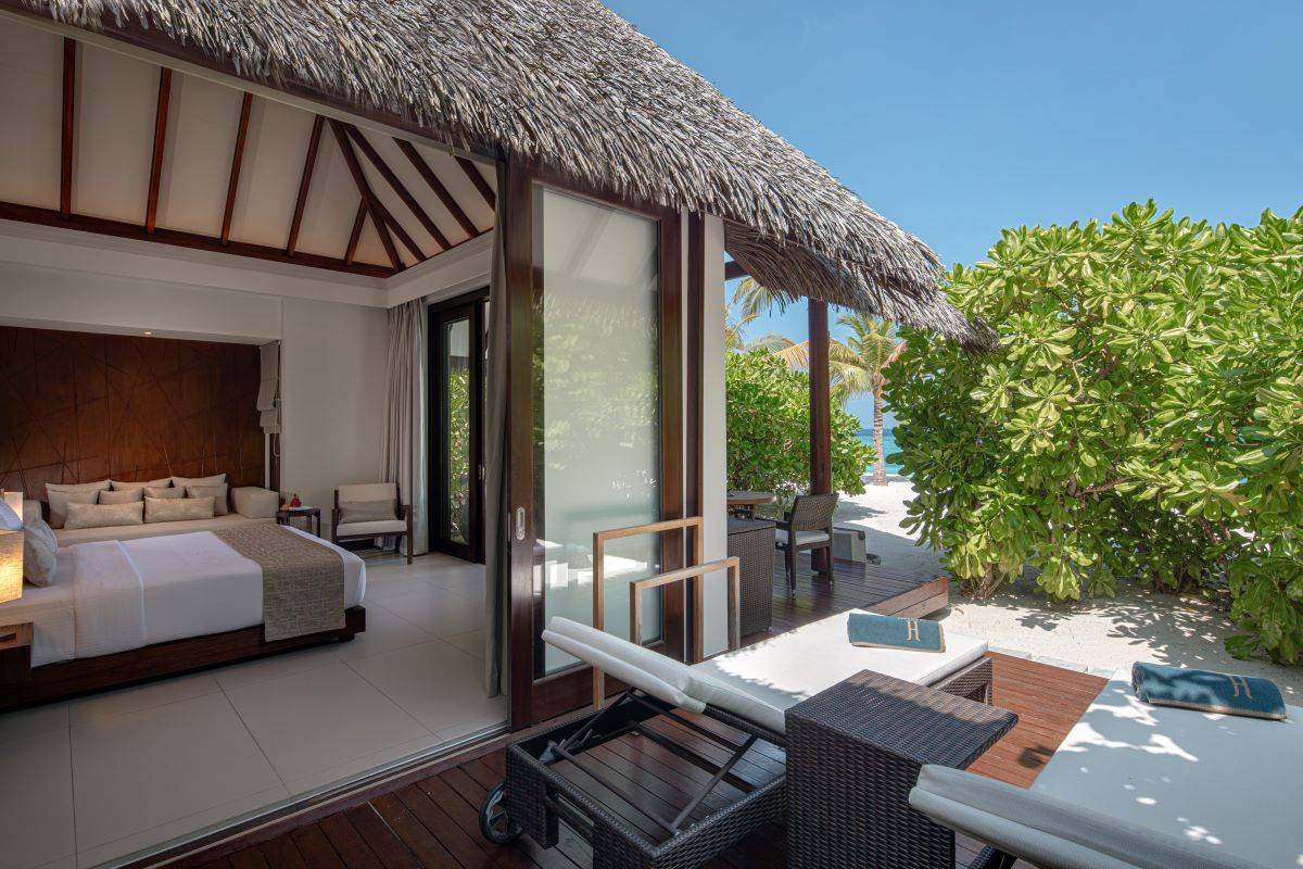 Heritance Aarah, Beach Villa, Terrasse mit Liege- und Sitzgelegenheiten