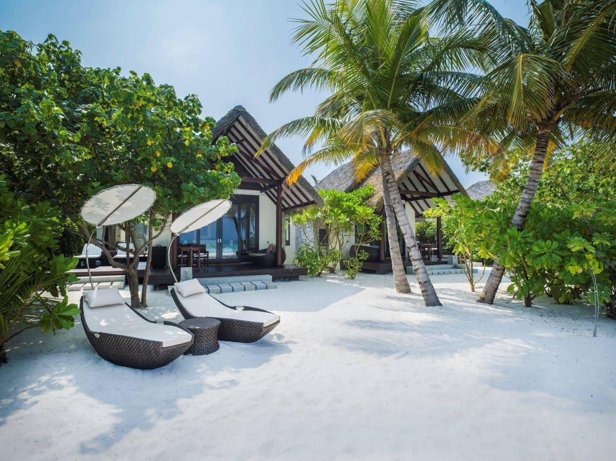 Heritance Aarah, Family Beach Villa, Außenbereich mit Sonnenliegen