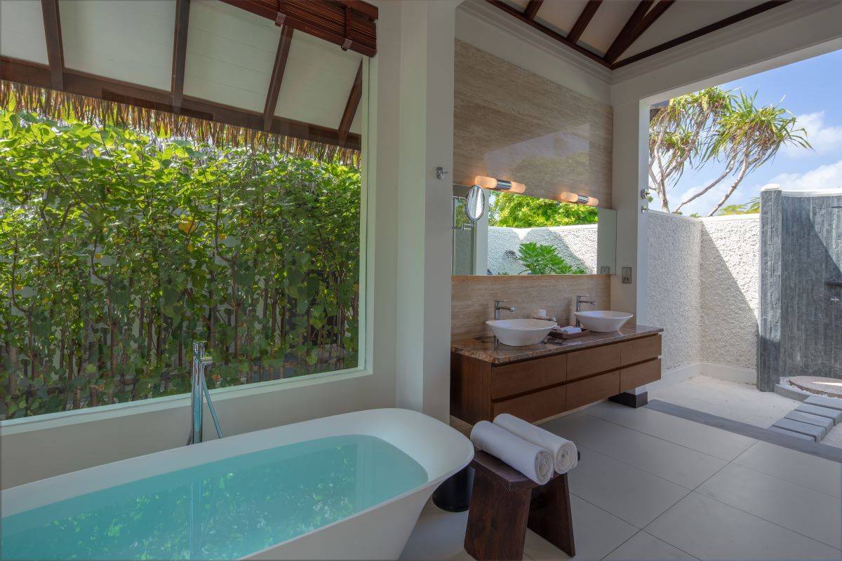 Heritance Aarah, Pool Beach Villa, halboffenes Badezimmer