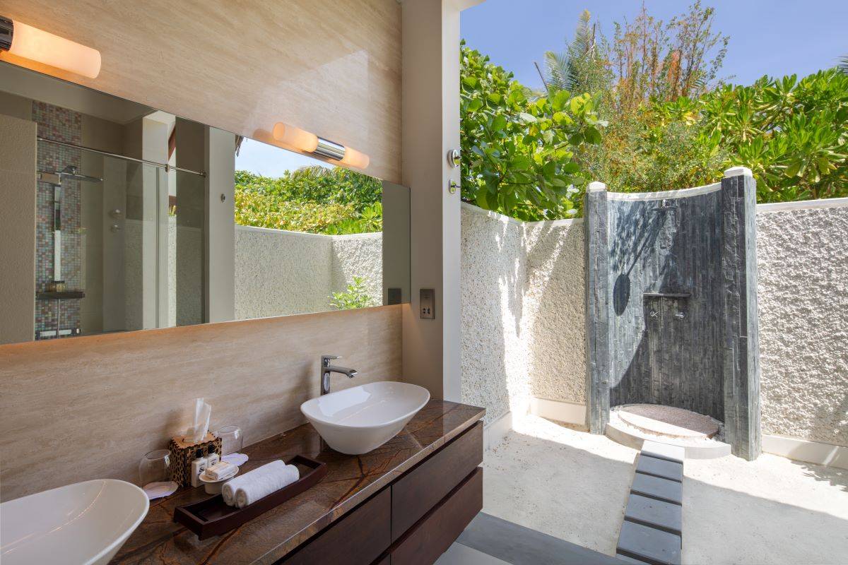 Heritance Aarah, Family Pool Beach Villa, halboffenes Badezimmer mit Außendusche