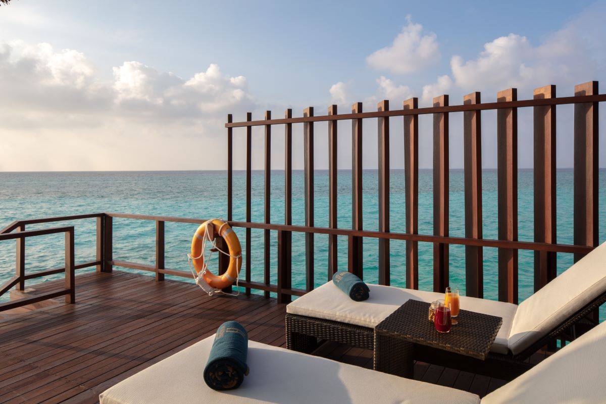 Heritance Aarah, Ocean Villa, Terrasse mit Liegestühlen